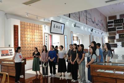 外語學(xué)院與北京崇德堂文化傳播簽訂實踐教學(xué)基地協(xié)議并授牌